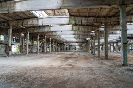 Zona industrial arruinada, ruinas abandonadas de una planta o fábrica. Enorme terreno baldío. Fondo con espacio de copia