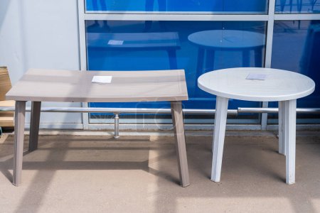 Téléchargez les photos : Plastic table for a personal plot. Weatherproof furniture - en image libre de droit