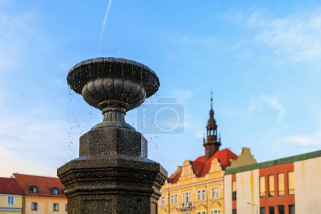 Téléchargez les photos : Fountain in a small European town at sunset. Background with selective focus and copy space for text - en image libre de droit