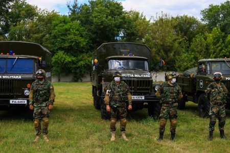 Téléchargez les photos : Soldats de l'armée nationale. Exercices militaires de démonstration. 14 juillet 2020 Balti Moldova. Éditorial illustratif - en image libre de droit