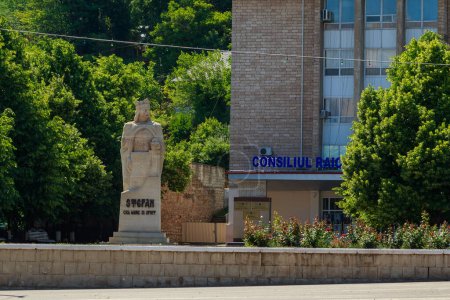 Téléchargez les photos : June 12, 2021 Soroca Moldova, a monument to Stefan cel Mare near the city administration building. For editorial illustrative use. - en image libre de droit