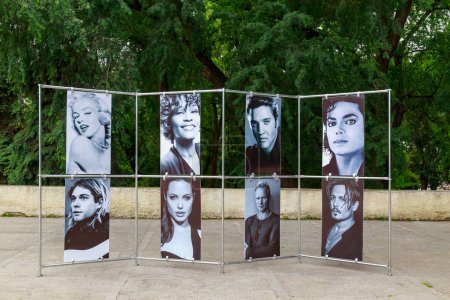 Foto de June 26, 2021 Balti Moldova social support for drug addicts, installation with photos of celebrities who confessed about drug problems. For editorial use. Background - Imagen libre de derechos