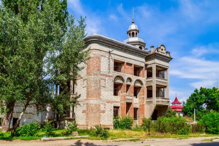 Téléchargez les photos : Soroca, Moldavie 4 juillet 2021 district de la montagne tsigane, luxueuses maisons de riches gitans. Éditorial illustratif. Arrière plan avec espace de copie - en image libre de droit