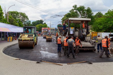 Téléchargez les photos : June 10, 2021 Balti Moldova Repair work of municipal services of the city. For editorial use. Background with copy space - en image libre de droit