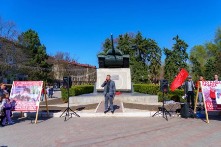 Téléchargez les photos : April 15, 2022 Balti Moldova, Protest against the ban on the St. George ribbon. Protesters speak to the public. Illustrative editorial background - en image libre de droit