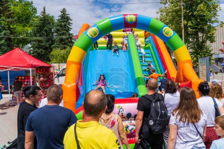 Téléchargez les photos : Inflatable slide. Area for entertainment of children at a street festival. June 25, 2022 Balti Moldova. Illustrative editorial - en image libre de droit