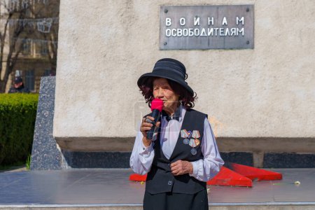 Téléchargez les photos : April 15, 2022 Balti Moldova, Protest against the ban on the St. George ribbon. Protesting pensioners. Illustrative editorial background - en image libre de droit