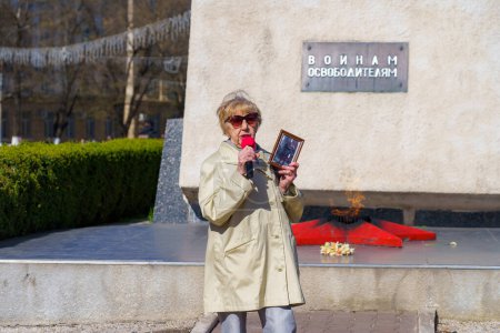 Téléchargez les photos : April 15, 2022 Balti Moldova, Protest against the ban on the St. George ribbon. Protesting pensioners. Illustrative editorial background - en image libre de droit