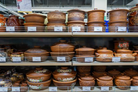 Téléchargez les photos : Shelves with earthenware eco-friendly utensils in the store. Illustrative editorial. April 13, 2022 Balti Moldova - en image libre de droit