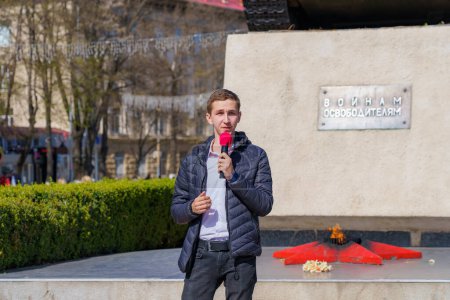 Téléchargez les photos : April 15, 2022 Balti Moldova, Protest against the ban on the St. George ribbon. Protesters speak to the public. Illustrative editorial background - en image libre de droit