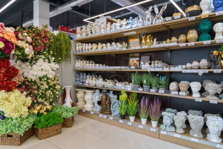 Foto de Shelves with decorative vases and figurines made of ceramics in the store. Illustrative editorial. April 13, 2022 Balti Moldova - Imagen libre de derechos