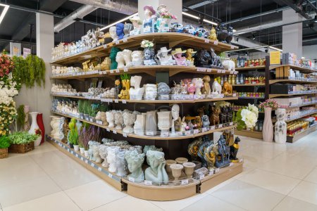 Foto de Shelves with decorative vases and figurines made of ceramics in the store. Illustrative editorial. April 13, 2022 Balti Moldova - Imagen libre de derechos