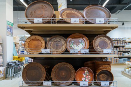 Téléchargez les photos : Shelves with earthenware eco-friendly utensils in the store. Illustrative editorial. April 13, 2022 Balti Moldova - en image libre de droit