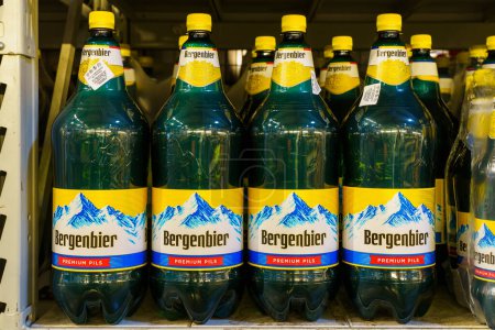 Téléchargez les photos : Beer in plastic bottles on the supermarket shelf. April 30, 2022 Beltsy Moldova. - en image libre de droit