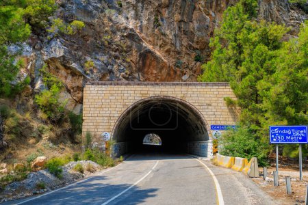 Téléchargez les photos : The closed tunnel is a local landmark. August 7, 2022 Beldibi, Antalya province, Kemer region, Turkey. - en image libre de droit