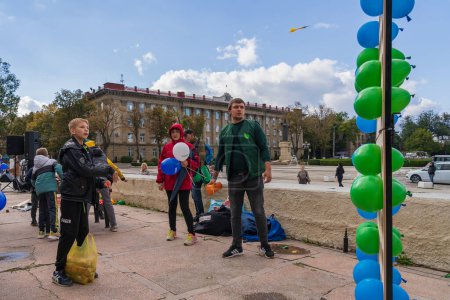 Téléchargez les photos : Les enfants jouent aux fléchettes dans un environnement urbain lors de vacances en ville. Pour usage rédactionnel. 2 octobre 2022 Balti Moldova. - en image libre de droit