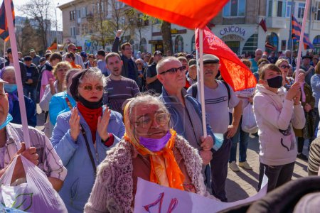 Téléchargez les photos : April 15, 2022 Balti Moldova, Protest against the ban on the St. George ribbon. Crowd of people in the square. Illustrative editorial background - en image libre de droit