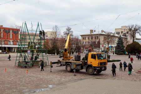 Téléchargez les photos : Contexte de l'assemblage artificiel arbre de Noël urbain dans la ville de Noël. 17 décembre 2021 Balti Moldova - en image libre de droit