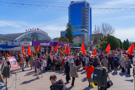 Téléchargez les photos : April 15, 2022 Balti Moldova, Protest against the ban on the St. George ribbon. USSR Victory Flags. Illustrative editorial background - en image libre de droit