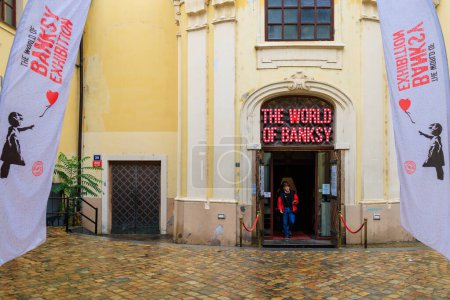 Téléchargez les photos : Musée dédié au travail du célèbre artiste de rue underground anglais anonyme Banksy. 24 août 2022 Prague République tchèque. - en image libre de droit