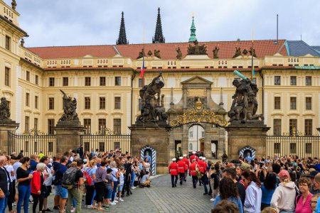 Téléchargez les photos : Garde d'honneur au château de Prague. Principales attractions de la ville avec une cérémonie publique. 22 août 2022 Prague République tchèque. - en image libre de droit