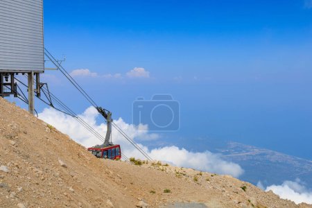 Foto de Cabin of the cable car lift to Mount Tahtali in the Western Taurus mountain system. Illustrative editorial. August 9, 2022 mountain near Kemer, Antalya province, Turkey - Imagen libre de derechos