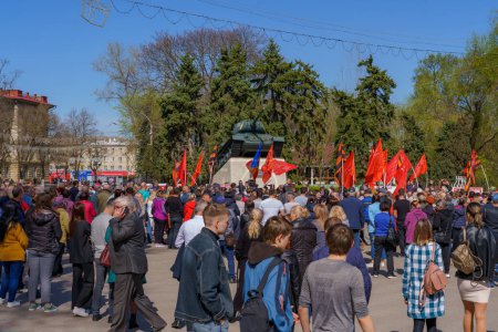 Téléchargez les photos : April 15, 2022 Balti Moldova, Protest against the ban on the St. George ribbon. Crowd of people in the square. Illustrative editorial background - en image libre de droit