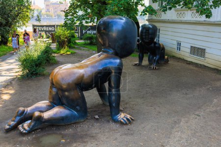 Foto de Sculpture crawling babies. Top city attractions. Modern Art. August 24, 2022 Prague Czech Republic. - Imagen libre de derechos