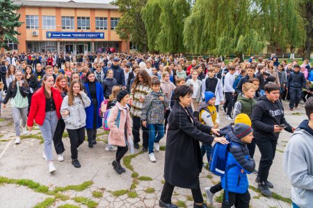 Foto de 23 de septiembre de 2022 Balti Moldova. Fondo editorial ilustrativo. Multitud de escolares que abandonan la escuela - Imagen libre de derechos