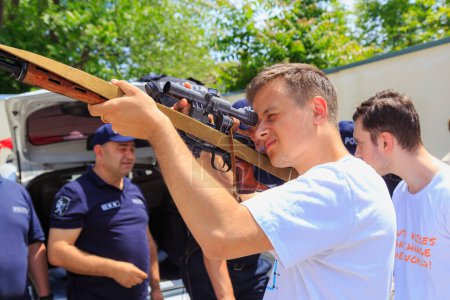 Foto de 25 de mayo de 2022 Balti Moldova. Fondo editorial ilustrativo. La policía lleva a cabo entrenamiento de seguridad con escolares. - Imagen libre de derechos