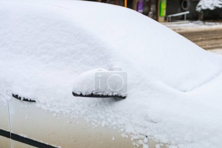 Foto de Elemento del coche en la nieve. Fondo de invierno con enfoque selectivo - Imagen libre de derechos