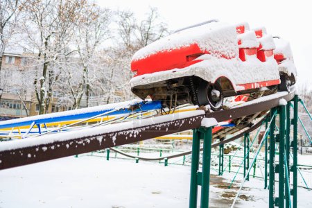 Téléchargez les photos : Carrousels dans la neige. Fond d'hiver avec accent sélectif - en image libre de droit