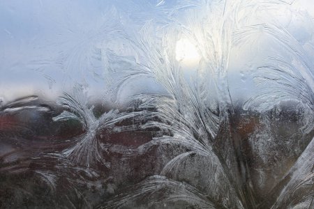 Foto de Patrones de heladas en la superficie del vidrio de la ventana. Fondo con enfoque selectivo y espacio de copia - Imagen libre de derechos