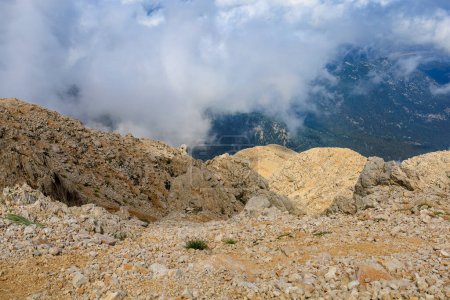 Foto de Very beautiful view from the top of Mount Tahtali or Olympos of the Kemer district of Antalya province in Turkey. A popular tourist spot for sightseeing and skydiving. Background or landscape - Imagen libre de derechos