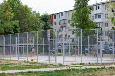 Téléchargez les photos : 28 juillet 2022 Beltsy, Moldavie. Éditorial illustratif. Basketball sportif et mini-terrain de football dans la cour. - en image libre de droit