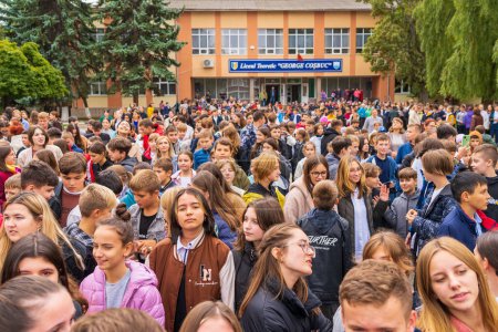 Foto de 23 de septiembre de 2022 Balti Moldova. Fondo editorial ilustrativo. Multitud de escolares que abandonan la escuela - Imagen libre de derechos