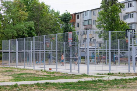 Téléchargez les photos : 28 juillet 2022 Beltsy, Moldavie. Éditorial illustratif. Basketball sportif et mini-terrain de football dans la cour. - en image libre de droit