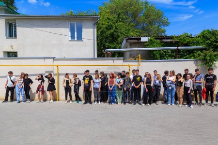Foto de 25 de mayo de 2022 Balti Moldova. Fondo editorial ilustrativo. Policía y escolares en un ejercicio conjunto de seguridad. - Imagen libre de derechos