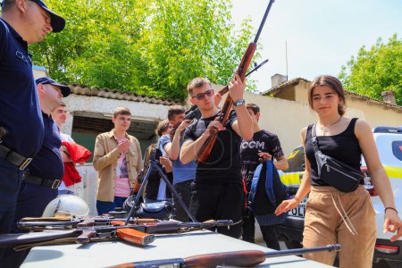 Foto de 25 de mayo de 2022 Balti Moldova. Fondo editorial ilustrativo. La policía lleva a cabo entrenamiento de seguridad con escolares. - Imagen libre de derechos