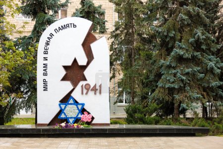 Foto de 9 de mayo de 2023 Beltsy, Moldova. Para uso editorial ilustrativo. Flores en forma de estrella de seis puntas en un monumento o monumento al Holocausto en memoria de las víctimas judías del nazismo - Imagen libre de derechos