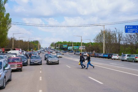 Téléchargez les photos : 1er mai 2022 Beltsy, Moldavie. Pour un usage rédactionnel illustratif. Les gens traversent la route - en image libre de droit