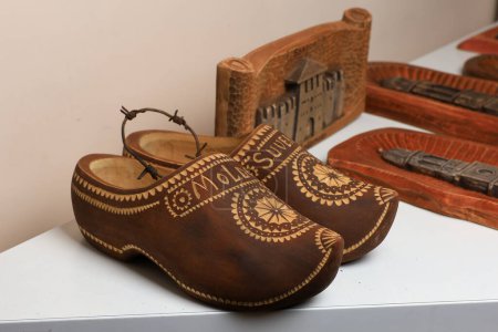 Téléchargez les photos : 5 décembre 2023 Balti Moldova. Chaussures historiques en bois. Un passe-temps insolite sculpture sur bois. À usage rédactionnel - en image libre de droit