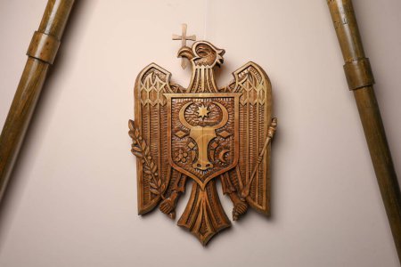 Téléchargez les photos : 5 décembre 2023 Balti Moldova. L'emblème d'État de la République de Moldavie sculpté dans le bois. Un passe-temps inhabituel. À usage rédactionnel - en image libre de droit