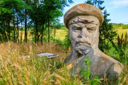 Foto de 21 de junio de 2023 Rautel Moldova. Para uso editorial ilustrativo. Busto roto y desechado de Lenin - Imagen libre de derechos