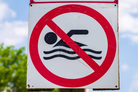 Schwimmen verboten Schild. Hintergrund mit selektivem Fokus und Kopierraum für Text.
