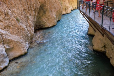 Saklikent Canyon in der Türkei mit kaltem, stürmischem Wasser im Fluss. Natürliche Attraktion, beliebter Ort für Touristen. Hintergrund