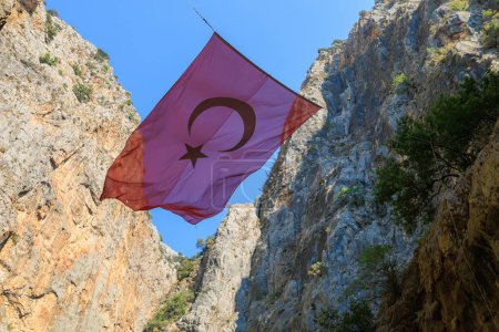 Foto de Bandera turca en Saklikent Canyon. Atracción natural, lugar popular para los turistas a visitar. Contexto - Imagen libre de derechos