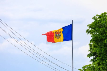 Flagge des Staates der Republik Moldau. Hintergrund mit selektivem Fokus und Kopierraum für Text