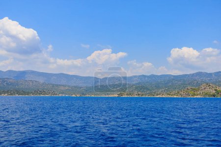 Blick auf die felsige Küste vom Meer aus. Hintergrund mit selektivem Fokus und Kopierraum für Text. Mittelmeer in der Türkei. Beliebte Touristenorte