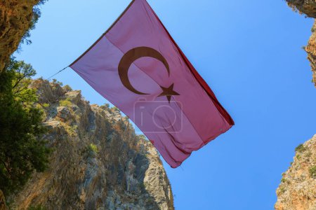 Bandera turca en Saklikent Canyon. Atracción natural, lugar popular para los turistas a visitar. Contexto